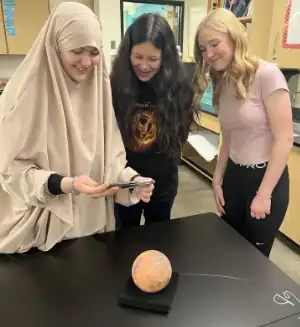augmented-reality-mars-exploration Students exploring Mars through an augmented reality classroom project